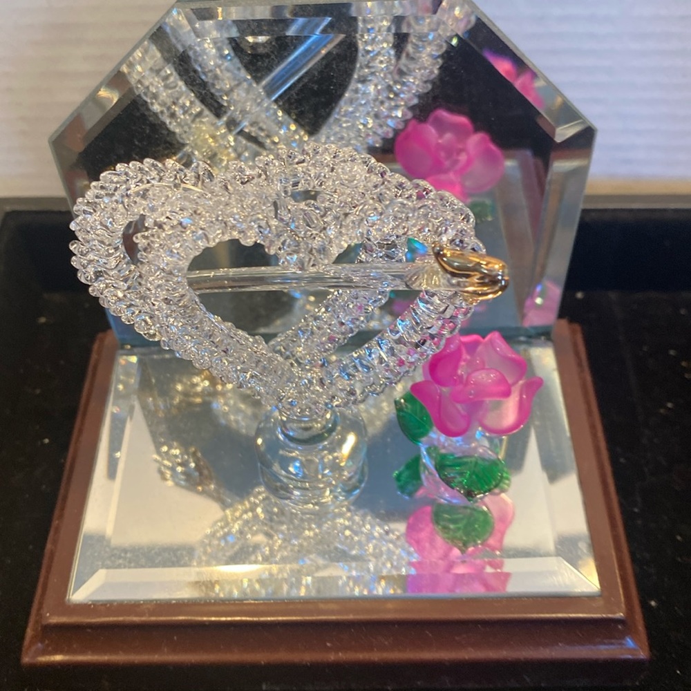 NIB Spun Glass Double Heart with Flower on Mirror Base